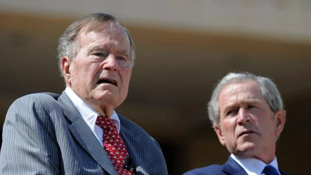 Los expresidentes George H.W. Bush, padre, y George W. Bush, hijo, durante el homenaje a los policías muertos en Dallas el pasado mes de abril