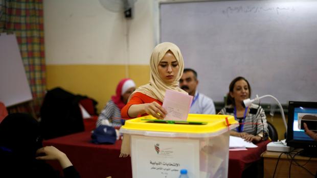 Una mujer participa en las elecciones parlamentarias este martes en Amman