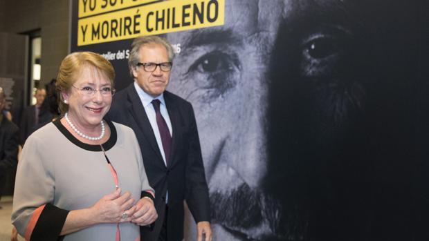 Michelle Bachelet y Luis Almagro, junto a una imagen del excanciller chileno asesinado Orlando Letelier, durante un homenaje este viernes en Washington