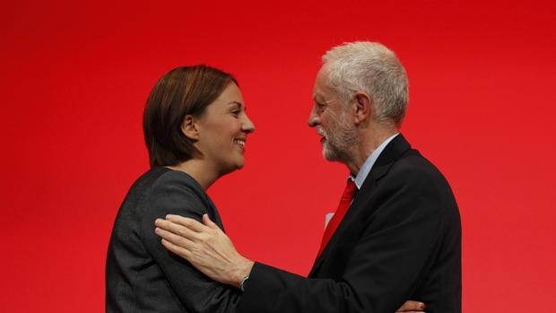 El líder del Partido Laborista británico, Jeremy Corbyn, y la cabeza visibe de la formación en Escocia, Kezia Dugdale, este lunes en el segundo día de la Conferencia de Liverpool
