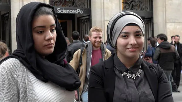 Dos estudiantes francesas visten el hiyab en París