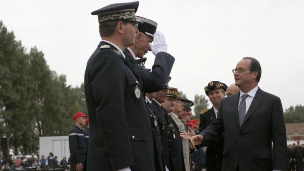 Hollande saluda a mandos de la Gendarmería en su visita a Calais