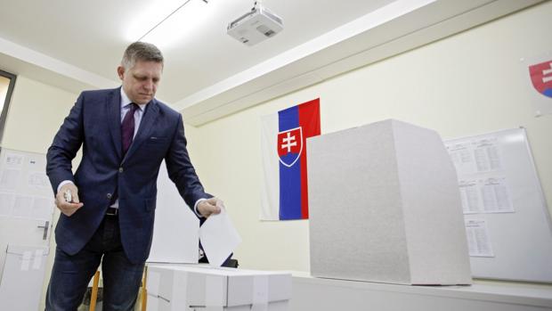 El primer ministro de Eslovaquia, Robert Fico, deposita su voto en las pasadas elecciones parlamentarias de marzo