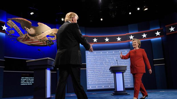 Hillary Clinton y Donald Trump se saludan antes del debate televisado