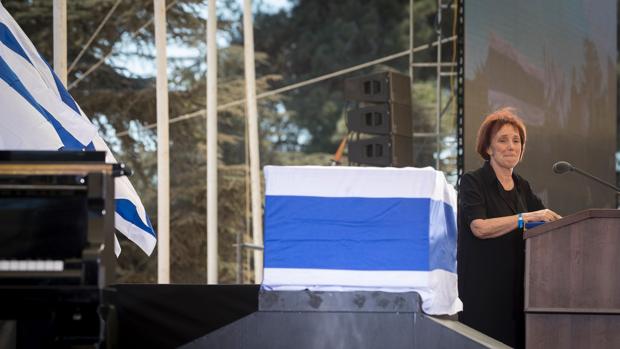Tsvia Walden, hija del fallecido expresidente israelí Shimon Peres, da un discurso durente el funeral de su padre