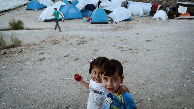 Dos niños posan para una fotografía el campo de refugiados de Souda, en la isla griega de Quíos