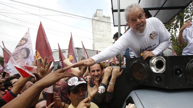 El expresidente brasileño Luiz Inácio Lula da Silva saluda a seguidores del Partido de los Trabajadores (PT) este viernes en un acto de campaña en apoyo a Fernando Haddad, alcalde de Sao Paulo y candidato a la reelección para las elecciones municipales del próximo 2 de octubre