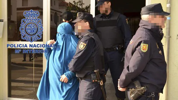 Fotografía de archivo de la detención de una mujer que formaba parte de una célula yihadista afín a Daesh en España