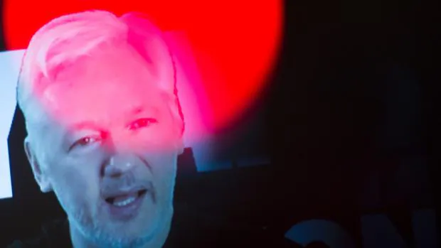 El fundador de Wikileaks, Julian Assange, comparece por vídeoconferencia ante un grupo de simpatizantes reunidos en Berlín