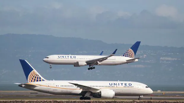 Dos aviones de la compañía estadounidense United Airlenes en el aeropuerto de San Francisco