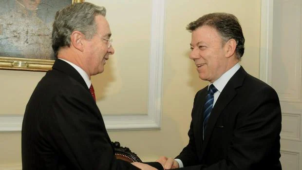 El expresidente colombiano Álvaro Uribe, con el actual mandatario, Juan Manuel Santos, en una foto de archivo