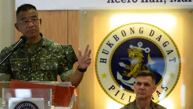 El comandante de los marines de Filipinas da un discurso en Manila en presencia de un alto mando estadounidense