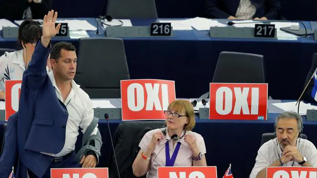 El eurodiputado de la UKIP Steven Woolfe vota en un pleno de la Eurocámara en Estrasburgo