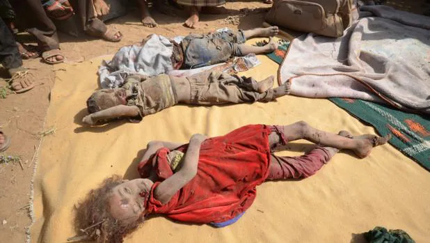 Cadáveres de niños en el sur de Saná (Yemen) tras un bombardeo de la coalición liderada por Arabia Saudí