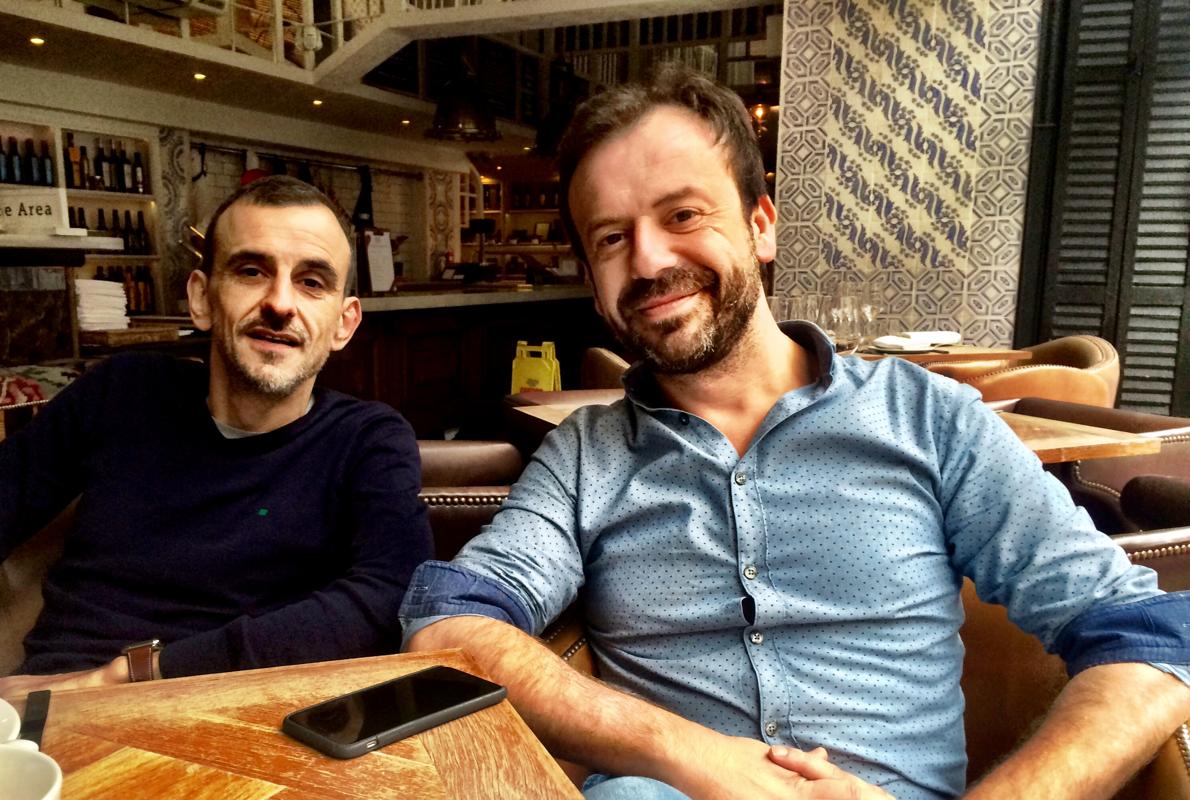 Marcos Fernández Pardo el chef Nacho Manzano, a la derecha, en su restaurante Ibérica del barrio londinense de Marylebone