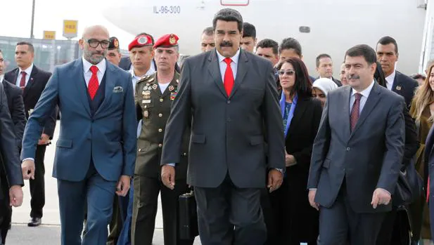 Nicolás Maduro, a su llegada este domingo al aeropuerto de Ataturk, en Estambul