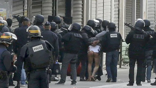 La Policía arresta a varios sospechosos durante una macrorredada en París