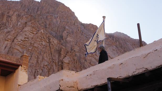 Un monje pasea por el monasterio de Santa Catalina, en el Sinaí