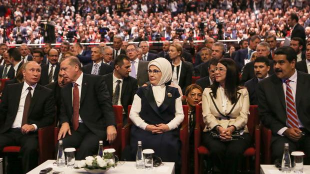 Putin, Erdogan y Maduro, junto a las esposas de los dos últimos, ayer en el foro de Estambul
