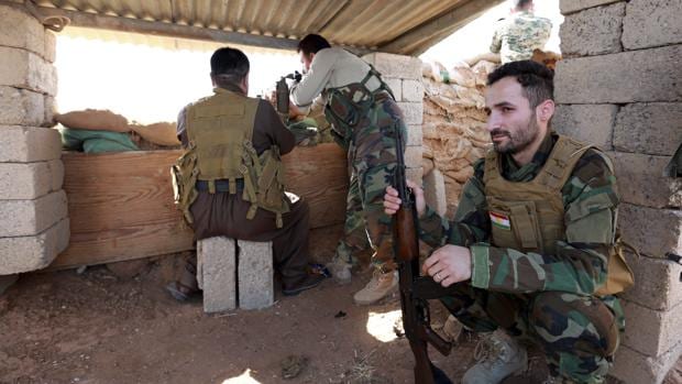 Combatientes kurdo-iraquíes de las fuerzas militares de Peshmerga de la ciudad de Basheqa