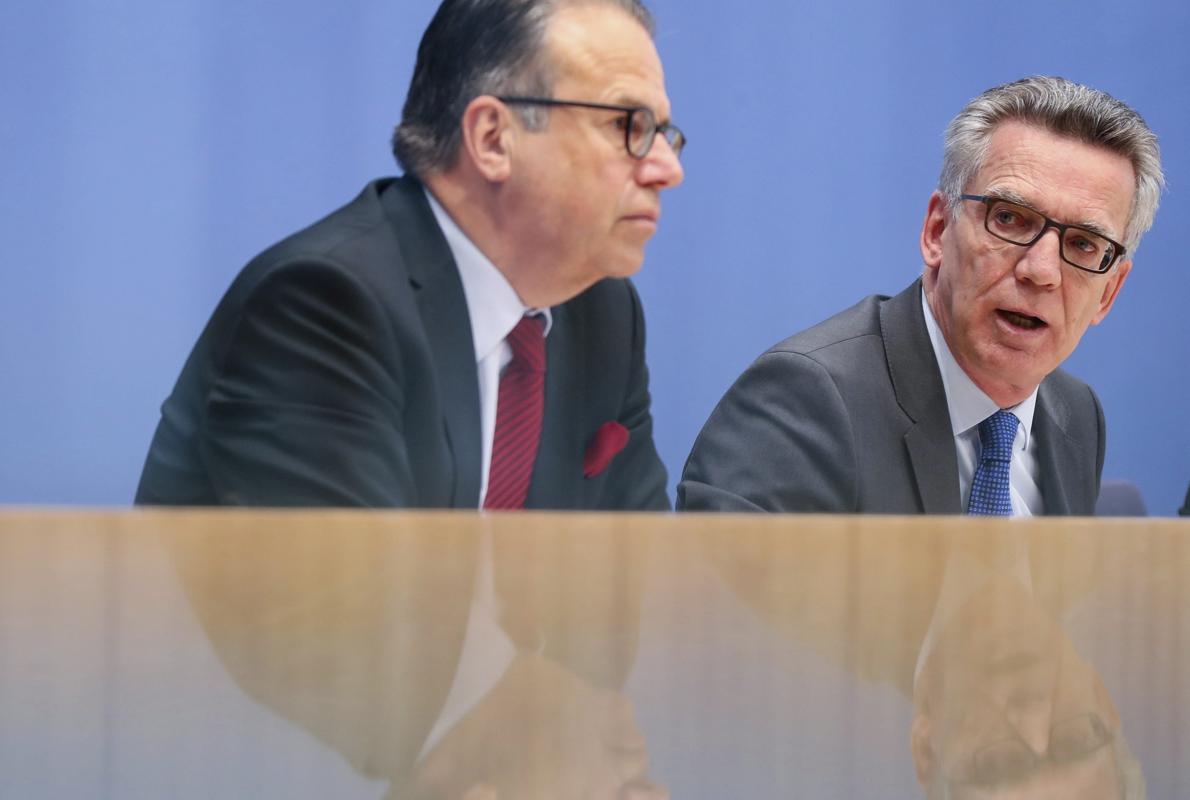 El director de la Oficina Federal de la Migración y de los Refugiados de Alemania (BAMF), Frank-Jürgen Weise (i), y el ministro del Interior alemán, Thomas de Maiziere, ayer, durante una rueda de prensa