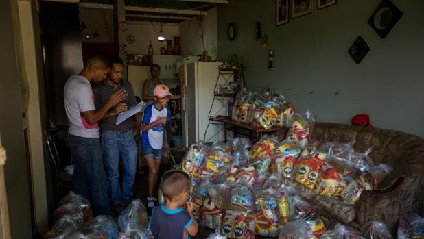 Entrega de bolsas de alimentos a los habitantes del barrio caraqueño del Junquito por parte Comités Locales de Abastecimiento y Producción (CLAP), el pasado agosto