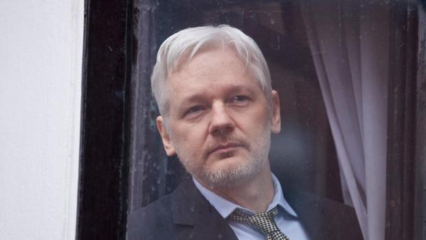 Ecuador admite que restringió internet a Assange en la Embajada de Londres