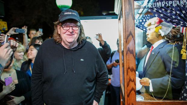 Michael Moore compara a Hillary Clinton con el Papa en su documental sobre Trump