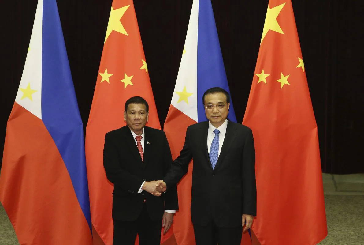 El primer ministro chino, Li Keqiang (dcha), recibe al presidente filipino, Rodrigo Duterte (izqa), antes de mantener un encuentro en el Gran Palacio del Pueblo en Pekín