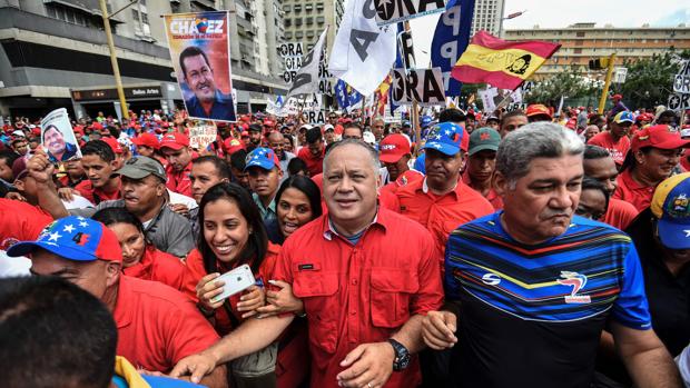 Diosdado Cabello (c) participa en una marcha en apoyo del Gobierno, este martes en Caracas, poco después de que el Supremo anunciase las nuevas trabas al revocatorio