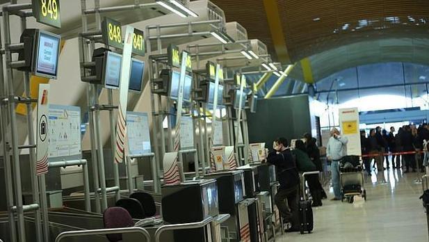 Declaran seguro el aeropuerto Ciudad de Londres tras evacuarlo por un incidente químico