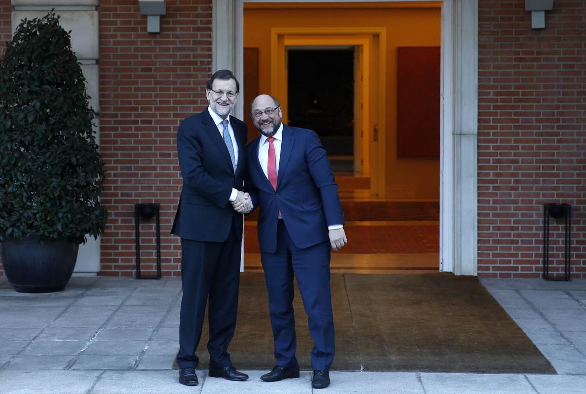 El presidente del Gobierno, Mariano Rajoy, saluda al presidente del Parlamento Europeo, Martin Schulz, durante una visita a la Moncloa en marzo de 2015.