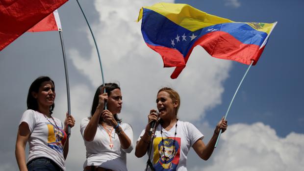 Lilian Tintori, la mujer del opositor venezolano Leopoldo López, durante la campaña que pide que se celebre un referéndum para destituir a Maduro