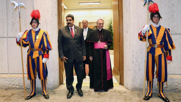 Nicolás Maduro, recibido por el arzobispo alemán Georg Gänswein, antes del encuentro del Papa con el presidente venezolano, este lunes en El Vaticano