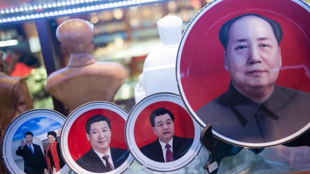 Retratos de los líderes chinos, en una tienda en la plaza de Tiananmen, en Pekín