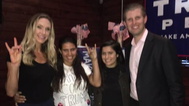 Eric Trump posa junto a una chica que viste una camiseta contra su padre