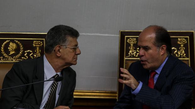 Los dirigentes opositores Henry Ramos Allup y Julio Borges, en una reciente sesión de la Asamblea Nacional