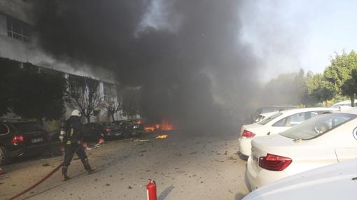 Bomberos en el lugar de la explosión