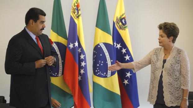 Dilma Rousseff (d),saluda al presidente de Venezuela, Nicolás Maduro (i) en una foto de archivo