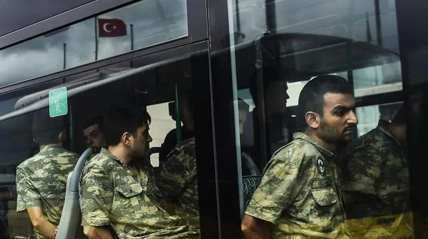Soldados turcos detenidos tras el intento de golpe de Estado