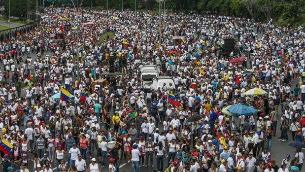 Cientos de miles de venezolanos protestan contra la tiranía de Maduro