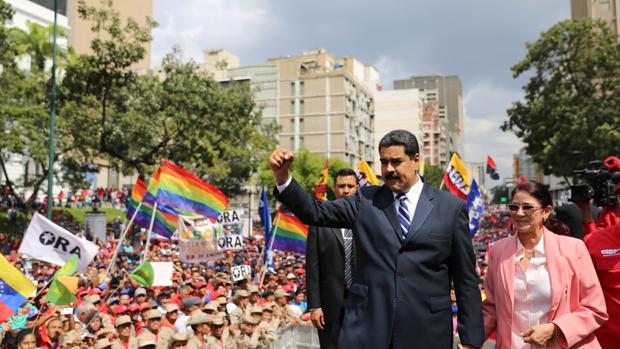 El presidente de Venezuela, Nicolás Maduro (c), y su esposa, Cilia Flores (d)