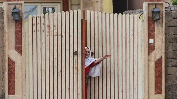 Una mujer da la bienvenida a los soldados iraquíes este miércoles en la localidad de Gogjali, a pocos metros de la entrada este de Mosul