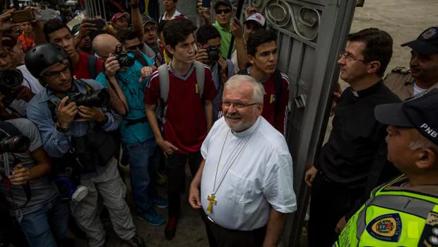 El nuncio apostólico en Venezuela, monseñor Aldo Giordano, recibe a estudiantes de distintas universidades que participaron este jueves en una marcha contra Nicolás Maduro en Caracas
