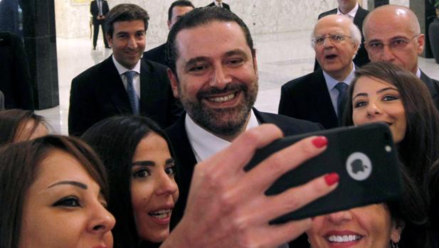 Saad Hariri se fotografía este jueves con un grupo de periodistas en el palacio presidencial en Baabda, cerca de Beirut