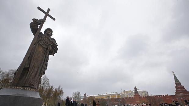 Vista del monumento al príncipe Vladímir, inaugurado hoy por Putin frente al Kremlin