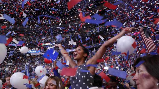 Una delegada celebra la proclamación de Hillary Clinton como candidata demócrata