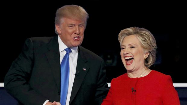 Imagen de archivo de Donald Trump y Hillary Clinton saludándose tras el primer debate presidencial