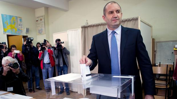 El general Rumen Radev, candidata de la oposición socialista, deposita su voto este domingo en un colegio electoral de Sofía