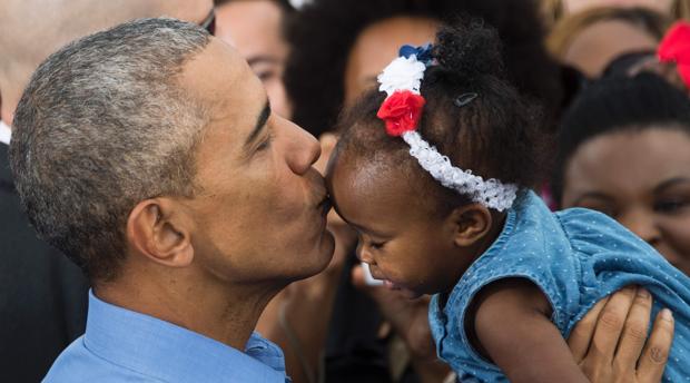 El presidente besa a una pequeña en un reciente acto de apoyo a Hillary Clinton